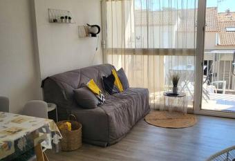 Carnon Ouest Studio cabine 2 min    pied plage has Balcony rooms