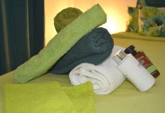 VILLA BAMBOU Domaine    l ombre du Bambou jusqu    6 pers, Parc national de la Guadeloupe allows 18 year olds to book a room