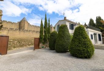 Sous les remparts la maison Pimprenelle has Balcony rooms
