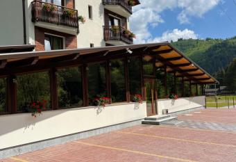 PENSIUNEA SKY HUB has Balcony rooms