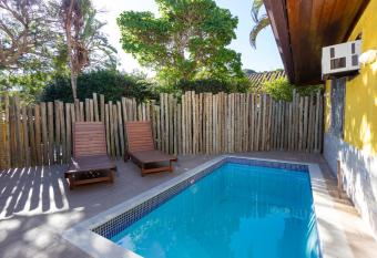 Praia da Ferradura com quatro su  tes e piscina. has Smoking/Balcony rooms