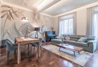 [5 min Historic Center] Luxury White Lotus Mansion allows 18 year olds to book a room