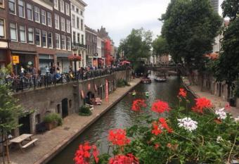 Hotel-Chao NL 24 hours open allows 18 year olds to book a room