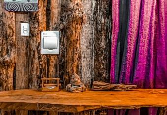 Hermosa caba  a a 5 minutos del aeropuerto has rooms with a private hot tub