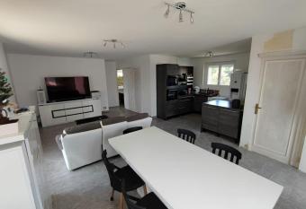 Petite maison de 70m2 tr  s calme has Balcony rooms