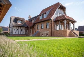 Anno 1673 allows 18 year olds to book a room