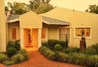 Paulshof, Sandton Hotel - Mount Innes Luxury Apartments allows 18 year olds to book a room