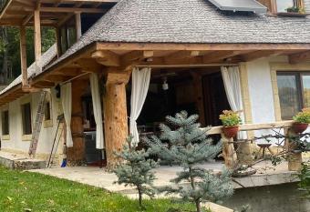 Casa cu   indril   has Balcony rooms