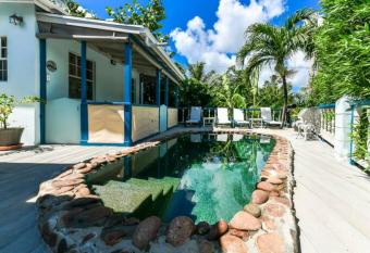 Little Rock Cottage has Smoking/Balcony rooms