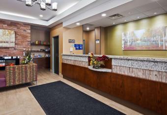 Best Western Plus Fergus Hotel has rooms with a private hot tub