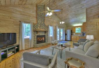 Moonlight Retreat - Dog Friendly Cabin has rooms with a private hot tub