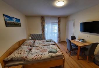 Kirchenwirt has Balcony rooms