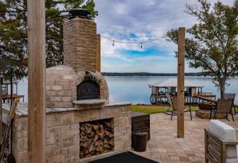 Luxury Waterfront Lakehouse Retreat - Piney Woods of East Texas - Lake Palestine has rooms with a private hot tub