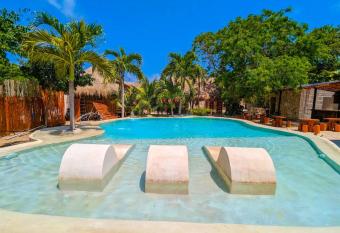 Xhule Hotel Boutique has rooms with a private hot tub