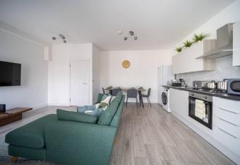 Stunning 3 bedroom flat in Southend-on-sea has Balcony rooms