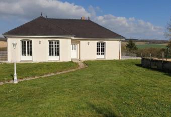 Le Bellevue    1 h 30 de Paris et 20 km de Troyes has Balcony rooms