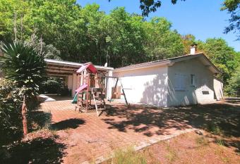 Maison chaleureuse et spacieuse has Balcony rooms