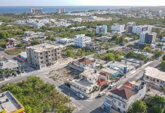 Four Bedrooms Pool House has rooms with a private hot tub