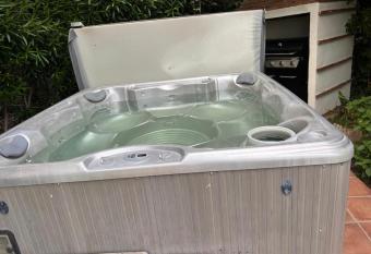 Villa in Benahavis 5 bedrooms Marbella golf view has rooms with a private hot tub