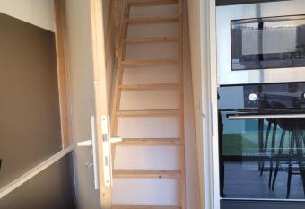 Studio de charme - Le Strelitzia has rooms with a private hot tub