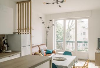 Appartement T2 Le Richelieu Hyper Centre Rodez has Balcony rooms