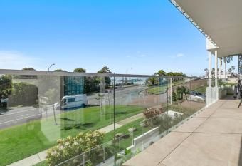 Elysee Beachside Apartments Alexandra Headland has Balcony rooms