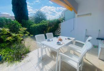 LES PINEDES - A flower garden next to the beach allows 18 year olds to book a room