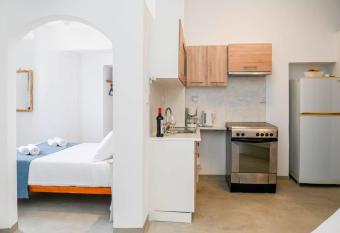 Villa Solasta #2 with jacuzzi in Santorini allows 18 year olds to book a room