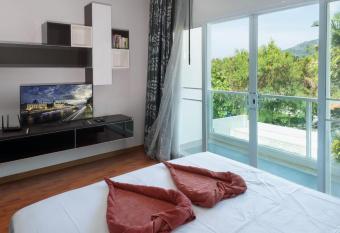 Naiharn 3 Br beautiful pool villa has Balcony rooms