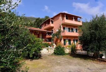 Paradise Apartments has Balcony rooms