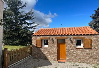 GITE DE L AUXINEILL has Balcony rooms