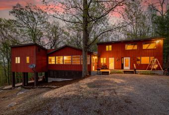 Relaxing 2-Master Suite Mountain Top - Fire Pit has Balcony rooms