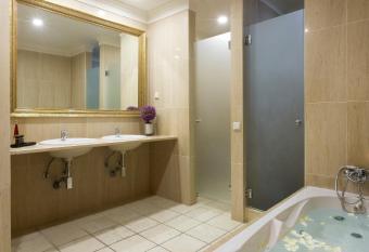 D_Loft has rooms with a private hot tub