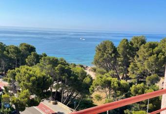 Precioso apto Miami playa junto a cala de las Sirenas con WIFI y NETFLIX, adecuado para teletrabajar allows 18 year olds to book a room