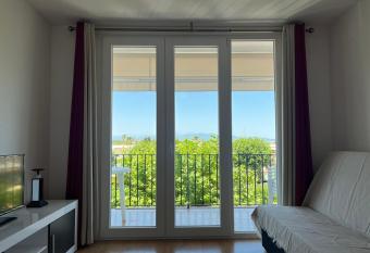 Bonito apartamento cerca del mar allows 18 year olds to book a room