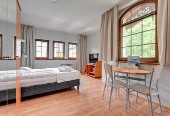 Dom & House - Apartamenty Zacisze allows 18 year olds to book a room