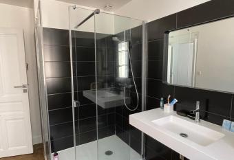 Gde maison avec jardin et spa allows 18 year olds to book a room