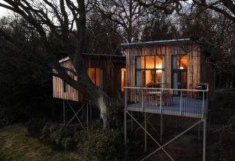 Chiffchaff Treehouse has Balcony rooms