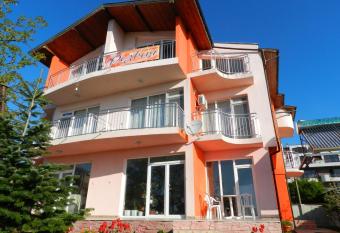 House Rezvaya with rooms for rent has Balcony rooms