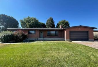 Nine Mile   s Farmhouse Retreat has Balcony rooms