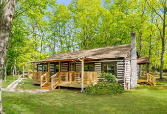 Modernized Log Cabin w Hot Tub Fire Pit & Views has Balcony rooms