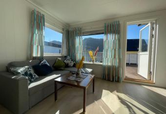 Lovely 2 bedroom apartmen with free parking has Balcony rooms