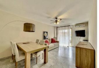 Les Mimosas-spacious apartment-city center has rooms with a private hot tub