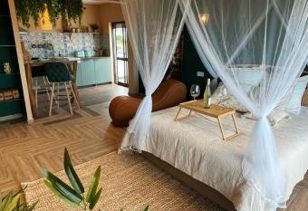 LovIn Luxury Romantic Suite with jacuzzi has rooms with a private hot tub