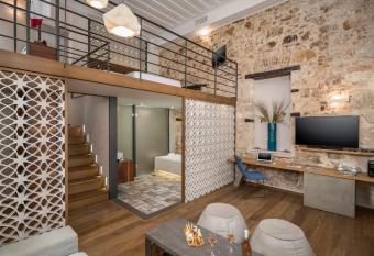 Ambassadors Residence Boutique Hotel has Balcony rooms