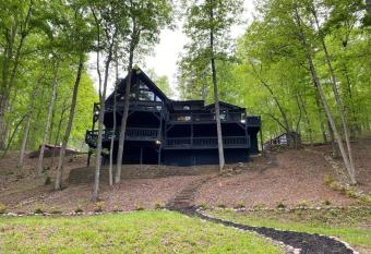 Riverview Retreat - Hot Tub, Pool Table has rooms with a private hot tub