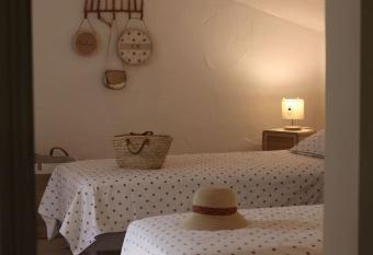 Villa avec piscine 8 personnes has rooms with a private hot tub