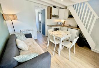 Maisonnette avec piscine has Balcony rooms