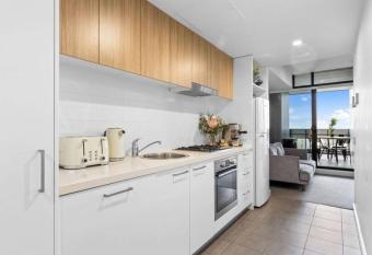 Prestige 2bd Apartment Gym/Pool has Balcony rooms