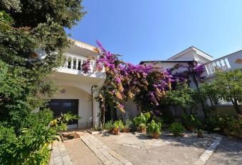 O  tari   has Balcony rooms